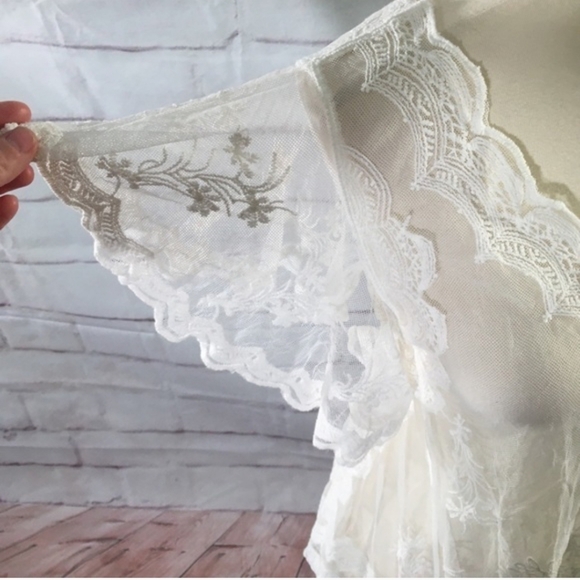 Highness Lace Scallop Edge Top 1X - Picture 3 of 3